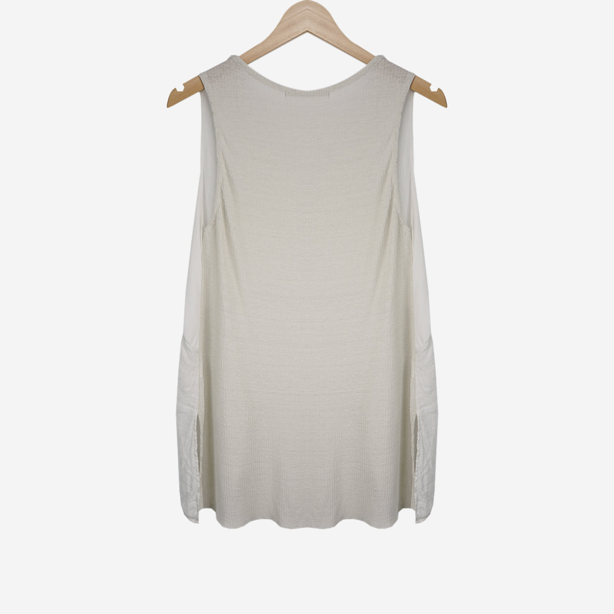 SLEEVELESS V NECK TOP