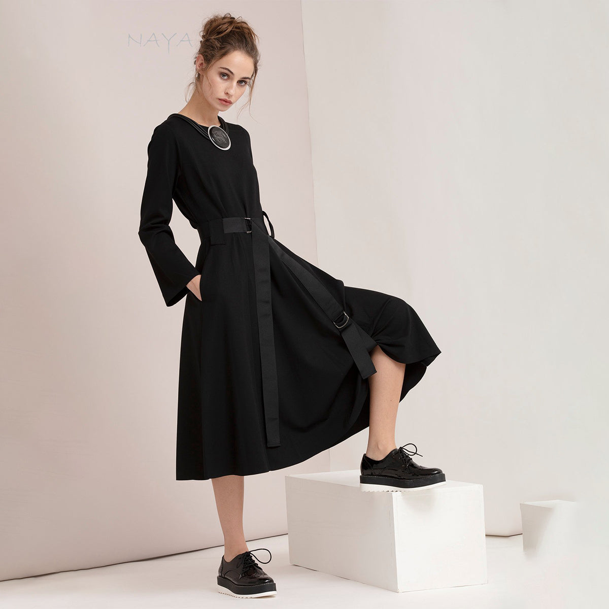 DRESS WITH D TRIM RING