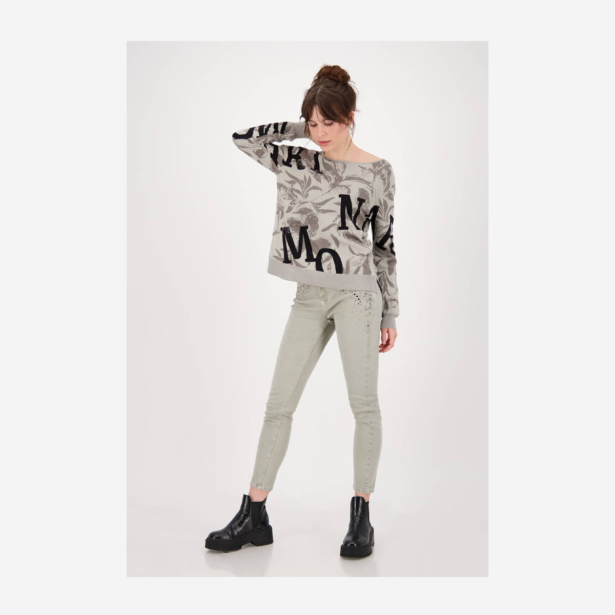 NARROW 5 POCKET JEANS WITH RIVETS AND RHINESTONES