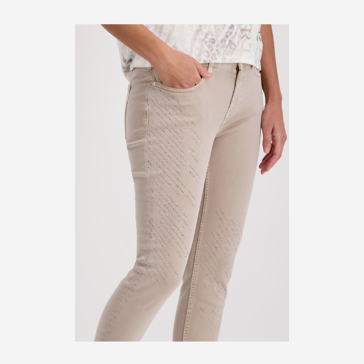 NARROW 5 POCKET JEANS WITH EYE-CATCHING RHINESTONES - BEIGE