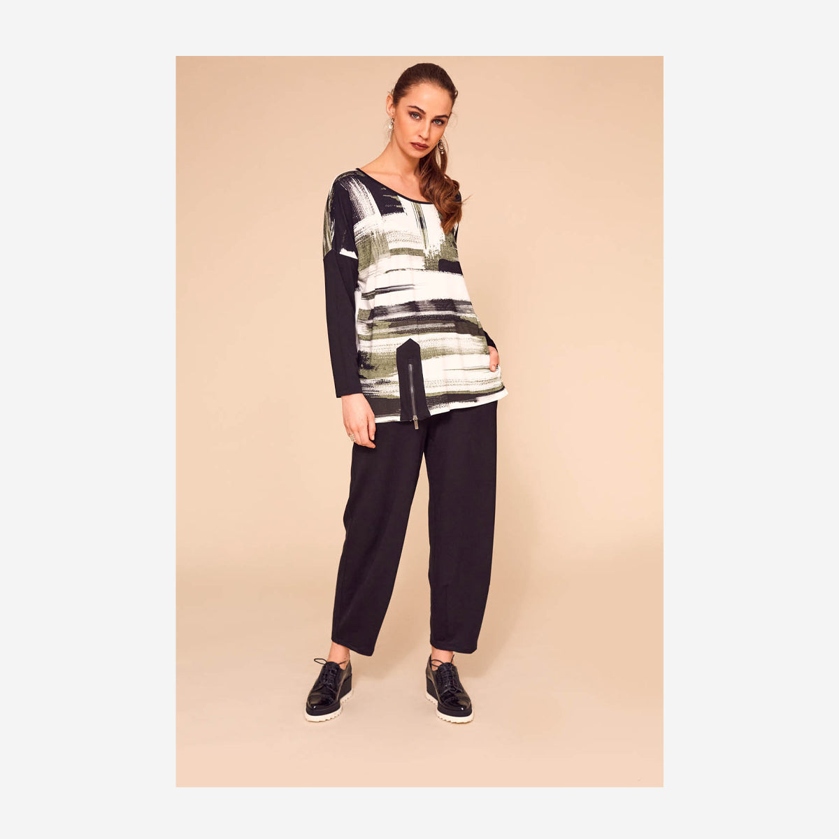 PRINT TOP WITH HEM DETAIL