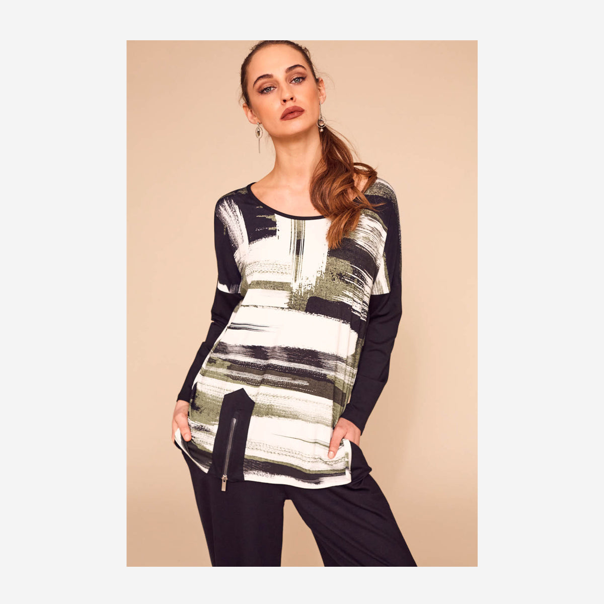 PRINT TOP WITH HEM DETAIL